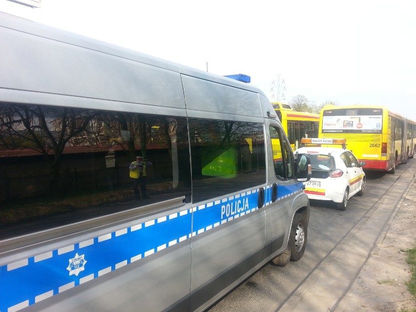 Wypadek na Rokicińskiej. Pasażerka wypadła z autobusu MPK [ZDJĘCIA]
