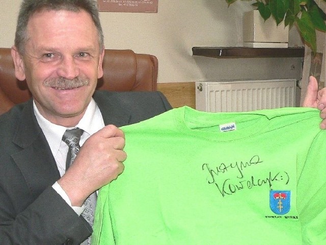 Starosta buski Jerzy Kolarz ma prawo nazywać się szczęściarzem &#8211; jest posiadaczem koszulki z autografem Justyny Kowalczyk!