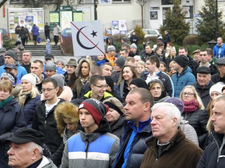 Olecko. Wielki protest w centrum miasta. Nie chcą uchodźców (zdjęcia)