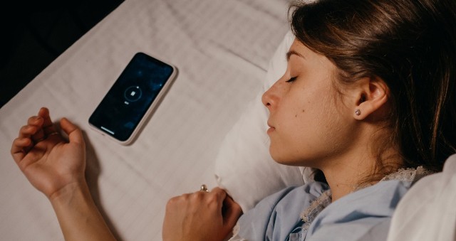 Nie tylko bezsenność i pobudzenie. Spanie z telefonem może prowadzić do rozwoju wielu chorób. O czym dokładnie mowa? Odpowiedzi znajdziesz w naszej galerii. Zobacz, jakie niebezpieczeństwo niesie spanie z telefonem komórkowym pod poduszką.Szczegóły na kolejnych slajdach >>>