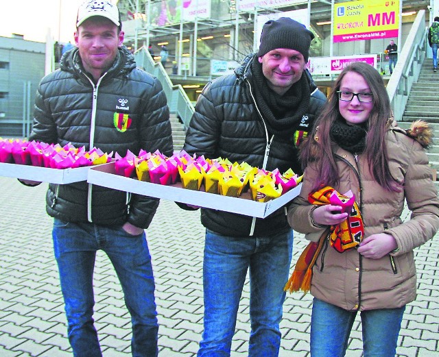 8 marca przed meczem Korony z Wisłą Kraków Bartosz Rymaniak (z lewej) i Zbigniew Małkowski obdarowywali panie słodkościami.