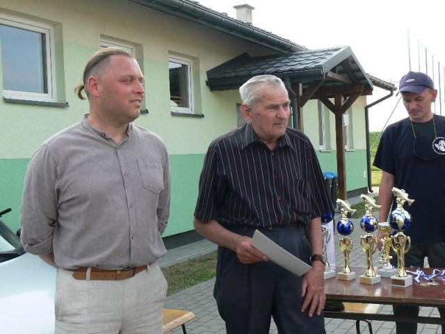 Piotr Chwałek (w środku) startował z Komitetu pod nazwą „Wędkarze i przyjaciele”. Przyjaciele i wyborcy nie zawiedli go.
