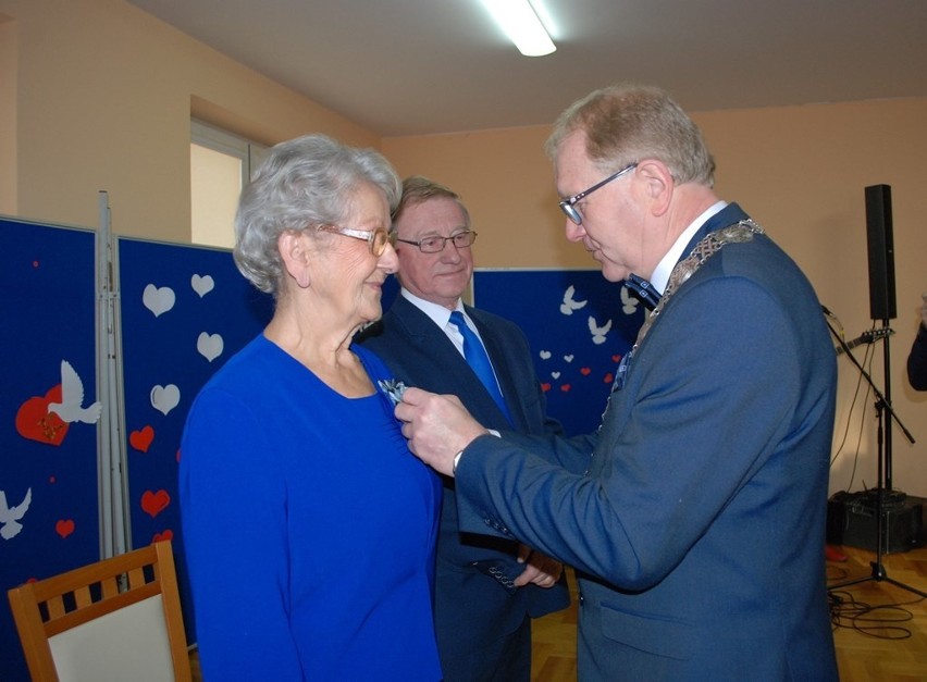 Kilkanaście par z gminy Waśniów świętowało jubileusz Złotych Godów [ZDJĘCIA]