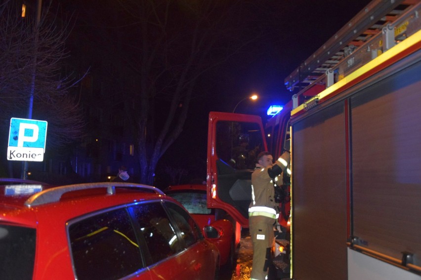 Pożar w Tarnobrzegu w bloku na Skalnej Górze. W akcji strażacy i policjanci. Zatrzymali agresywnego mężczyznę (ZDJĘCIA)