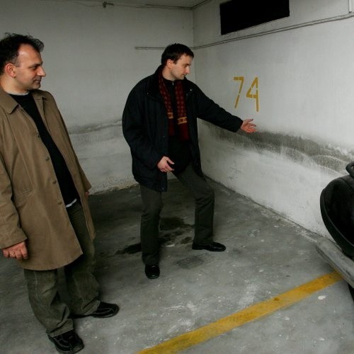 Robert Fabich (po prawej) i Krzysztof  Smentek pokazują dokąd sięgała woda gdy zalała garaże.