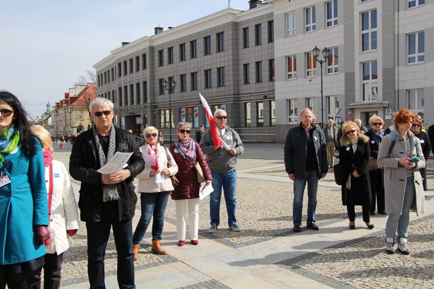 Białystok. Demostracja KOD: Wspólne czytanie Konstytucji na rynku