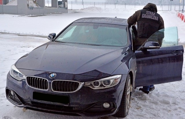 34-letni Ukrainiec samochodem BMW 420d Gran Coupe z 2016 r. chciał wyjechać na Ukrainę.Strażnicy graniczni, podczas przeprowadzonej kontroli legalności pochodzenia pojazdu ustalili, że samochód został skradziony na terytorium Holandii dwa tygodnie temu. Od tego też czasu BMW było poszukiwane przez Interpol. Wartość pojazdu oszacowano na 180 tys. złotych - informuje Bieszczadzki Oddział Straży Granicznej.Sprawa zostanie przekazana do dalszego prowadzenia KPP w Lubaczowie.Zatrzymane BMW jest najdroższym samochodem zabezpieczonym w tym roku przez funkcjonariuszy Bieszczadzkiego Oddziału SG. Od początku 2018 r. na przejściach granicznych będących w zasięgu działania BiOSG ujawniono 13 samochodów pochodzących z kradzieży o wartości ponad 600 tys. złotych.zobacz też: Próba przemytu narkotyków na teren Zakładu Karnego w KwidzynieŹródło:dziennikbaltycki.pl