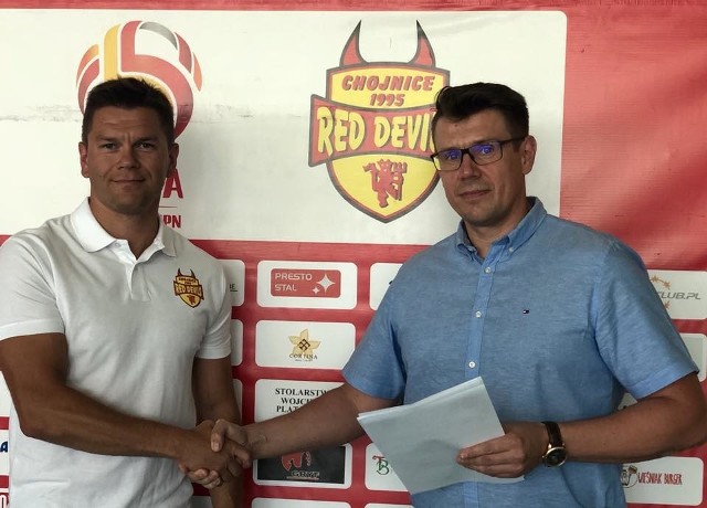 Nowy trener Red Devils Futsal Club - Jakub Mączkowski (z lewej) z wiceprezesem Rafałem Piechowskim