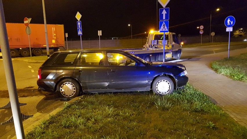 Audi przejechało przez środek ronda w Grudziądzu. Kierowca zbiegł [zdjęcia]