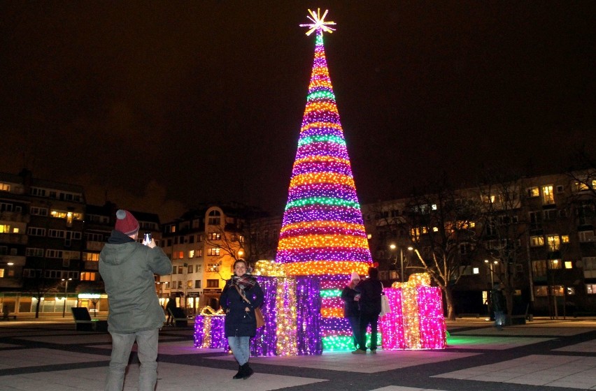Plac Nowy Targ i kolorowa choinka z prezentami
