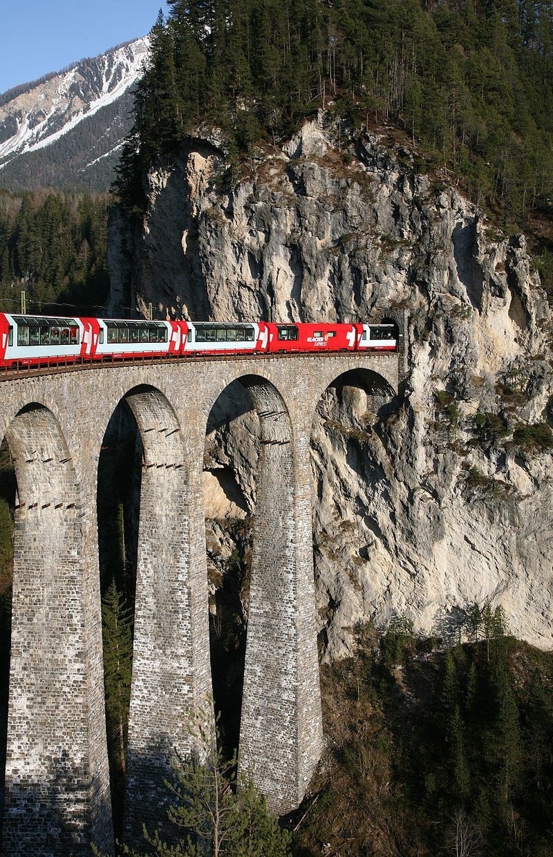 Tak wygląda Glacier Express - panoramiczny pociąg kursujący...
