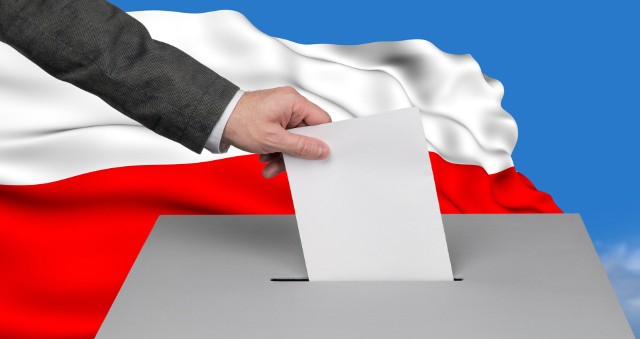 Wybory samorządowe 2024 odbędą się 7 i 21 kwietnia - kolejno pierwsza i druga tura. Polacy wybiorą samorządowców na poziomie województw, powiatów i gmin. Głosowanie będzie trwać między godziną 7 a 21.