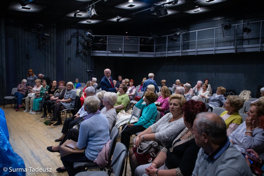 UTW Stargard. Absurdalnie apetyczna premiera sztuki Mrożka w teatrze A-To-My! 