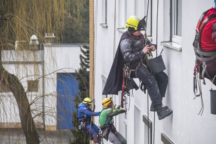 Superbohaterowie myjący okna w szpitalu dziecięcym w Toruniu