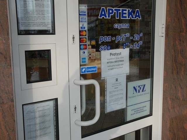 Zamknięte drzwi jednej z ostrołęckich aptek. Farmaceuci rozpoczęli protest wczoraj.
