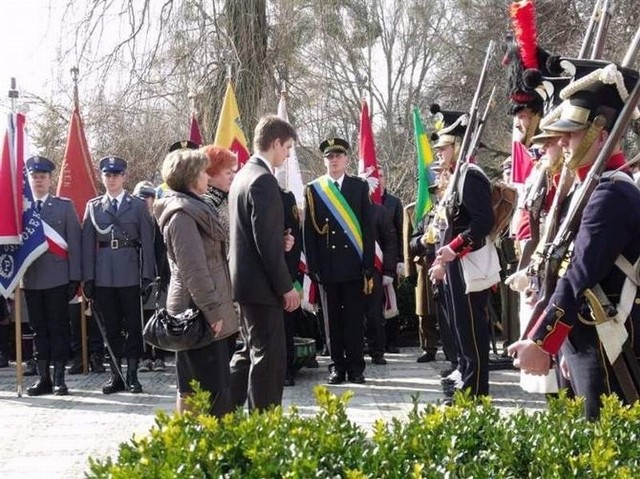 W ubiegłym roku były salwa honorowa i kwiaty. Uczczono wspólnego bohatera Polaków i Węgrów w węgierskie święto narodowe. Salwę honorową oddali członkowie Grupy Rekonstrukcji Historycznej Pułk 4 Piechoty Xięstwa Warszawskiego. 