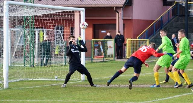 Po strzale głową piłkarze Podhala Nowy Targ przechylili szalę w derbach Małopolski z MKS Trzebinia Siersza, zwyciężając 2:1.