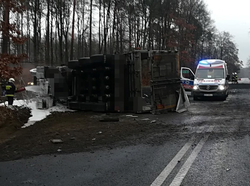 Śmiertelny wypadek na krajowej "10". Kierowca osobówki zginął na miejscu