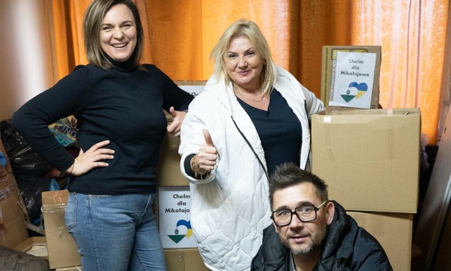 Dyrektor Departamentu Promocji Kultury i Sportu Aneta Szostak wraz z pracownikiem departamentu Anną Pośpiech, oraz zastępca dyrektora Miejskiego Ośrodka Sportu i Rekreacji Jan Konojacki pomagali w przekazaniu darów.