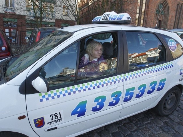 - Zawsze po skończeniu kursu czekam aż klientka wejdzie do domu - przyznaje Marlena Raczak, taksówkarz z City Taxi. - Sama jestem kobietą i wiem, że nawet przejście przez osiedle może być nocą niebezpieczne.