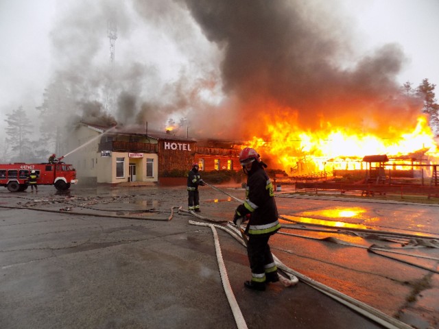 Ogień całkowicie strawił hotel.