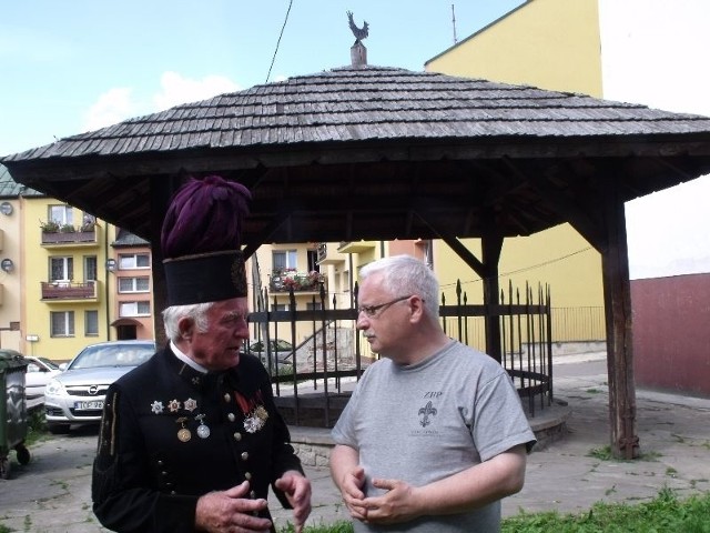 Stanisław Klimas obok zabytkowej studni z Andrzejem Żychowskim, miejscowym regionalistą, wiceprzewodniczącym Rady Miejskiej w Opatowie.