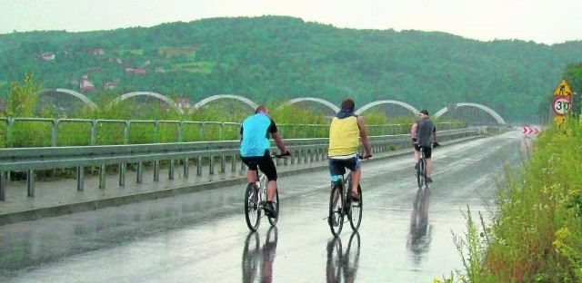 Po nowej, ale nieoddanej do użytku drodze, prowadzącej ze Stryszowa do Zembrzyc, już jeżdżą amatorzy turystyki rowerowej