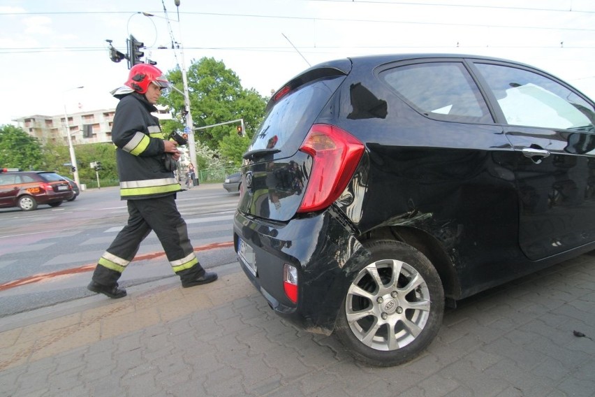 Wrocław: Wypadek przy moście Osobowickim (ZDJĘCIA)