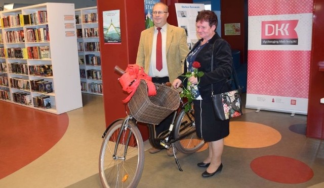 Grażyna Czekaj, polonistka ze szkoły w Cieślach wygrała nagrodę główną – rower. Otrzymała go od wójta Krasocina Ireneusza Gliścińskiego.