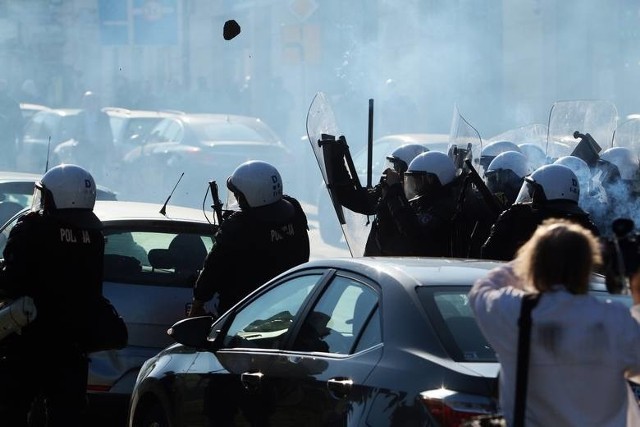 Zamieszki na ul. Świętoduskiej w Lublinie. W stronę policjantów poleciały m.in. kamienie