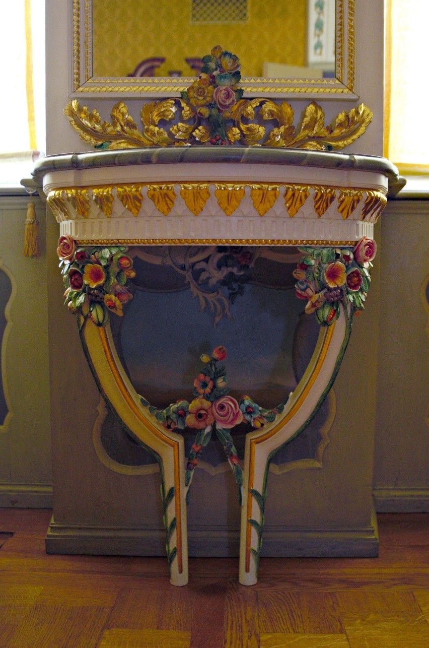 W gdańskim Domu Uphagena można zobaczyć wyjątkowe stoliki...