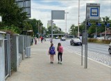 Dzieci pod szkołą jak pachołki dla rowerzystów! A wrocławscy urzędnicy nie reagują na prośby rodziców o zmianę oznakowania