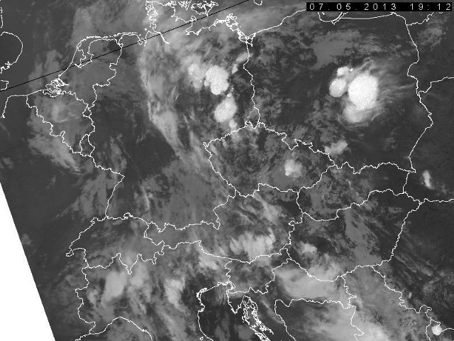 We wtorek w godzinach popołudniowych nad Łodzią przemieszczała się dobrze rozbudowana chmura cumulonimbus.