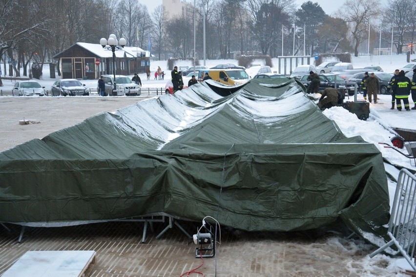 Żołnierze Terytorialnej Służby Wojskowej rozmrażają w Stalowej Woli sztuczne lodowisko przed przysięgą wojskową