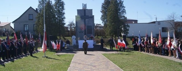 Mszą świętą pod pomnikiem Gloria Victis na ulicy Zwoleńskiej upamiętniono w niedzielę w Pionkach 69. rocznicę rozstrzelania dziesięciu partyzantów Armii Krajowej.