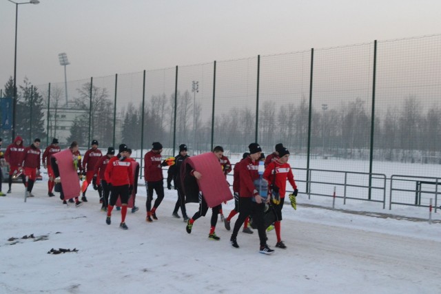 Pierwsze tegoroczne zajęcia piłkarzy Zagłębia stanowiła rozgrzewka w salce treningowej przy boisku ze sztuczną nawierzchnią, a potem trening na murawie