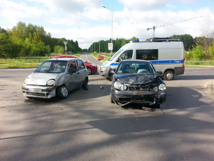 Wypadek na Zakładowej w Łodzi. Zderzenie daewoo z volkswagenem [ZDJĘCIA]