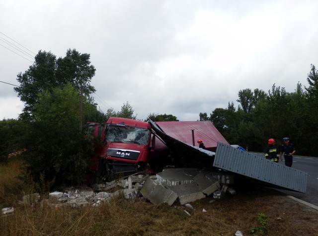 Tir rozjechał przystanek w Zwierzyńcu