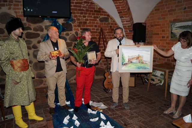 Gospodarz zamku Stefan Borkowicz podziękował artystom za wizytę.