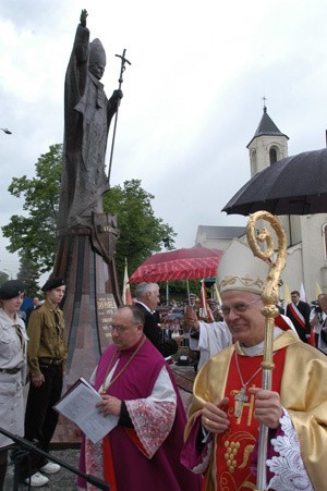 Pomnik Papieża Jana Pawła II poświęcił zambrowianin, arcybiskup przemyski Józef Michalik, przewodniczący Konferencji Episkopatu Polski  