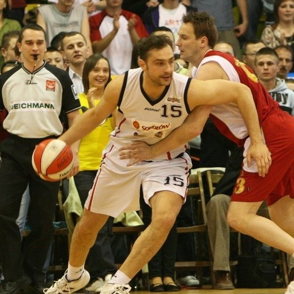 Koszykarze Stali Stalowa Wola (z prawej Roman Prawica, obok Marek Miszczuk) nie wykorzystali szansy na awans do ekstraklasy i przegrali piąty, decydujący mecz ze Zniczem w Jarosławiu.