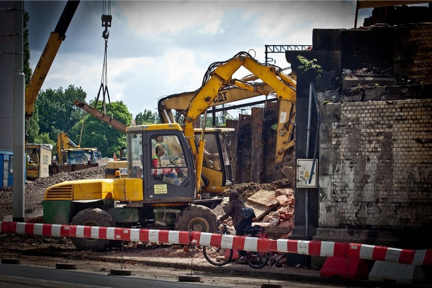 Wrocław: Wyburzają część wiaduktu kolejowego nad Grabiszyńską (ZDJĘCIA)