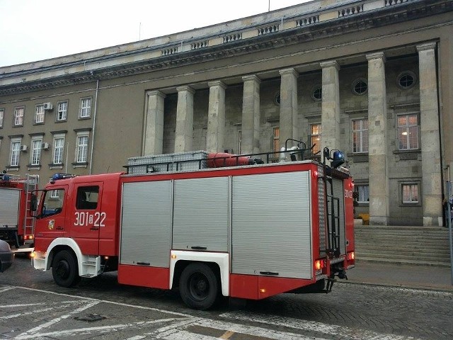 Straż pożarna pod urzędem wojewódzkim. Powodem był fałszywy alarm przeciwpożarowy