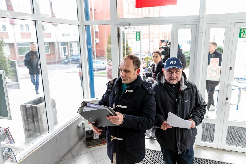 Mieszkańcy Dojlid Fabrycznych składają w urzędzie miejskim...