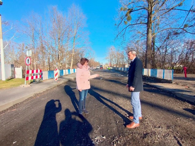 Leonarda Płoszaj, wicestarosta opolski z burmistrzem Ozimka Mirosławem Wieszołkiem przy przebudowywanym moście w ciągu ul. Kolejowej w Ozimku.