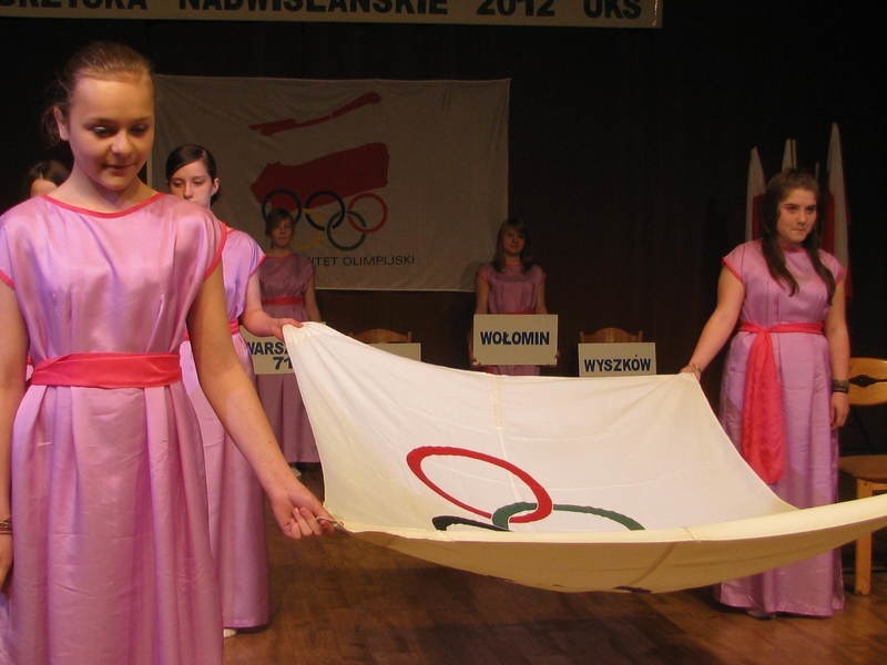 Oryginalną flagę z igrzysk w Monachium wniosły uczennice SP...