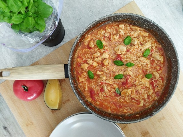 Rewelacyjny pomysł na obiad. Zobacz, jak zrobić risotto pomidorowe z kurczakiem i bazylią. Kliknij w galerię i przesuwaj zdjęcia strzałką lub gestem.