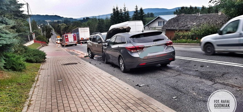 Wypadek w Brzostku. Na drodze krajowej nr 73 dacia czołowo zderzyła się z hyundaiem ranne zostały trzy osoby [ZDJĘCIA]