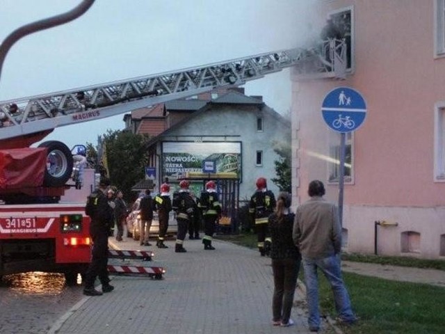 Cześć lokatorów trzeba było ewakuować przez okno na piętrze.