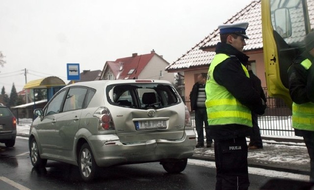 Wskutek zderzenia ucierpiała kierująca osobową Toyota sandomierzanka, która przewieziono do szpitala w Tarnobrzegu na badania.